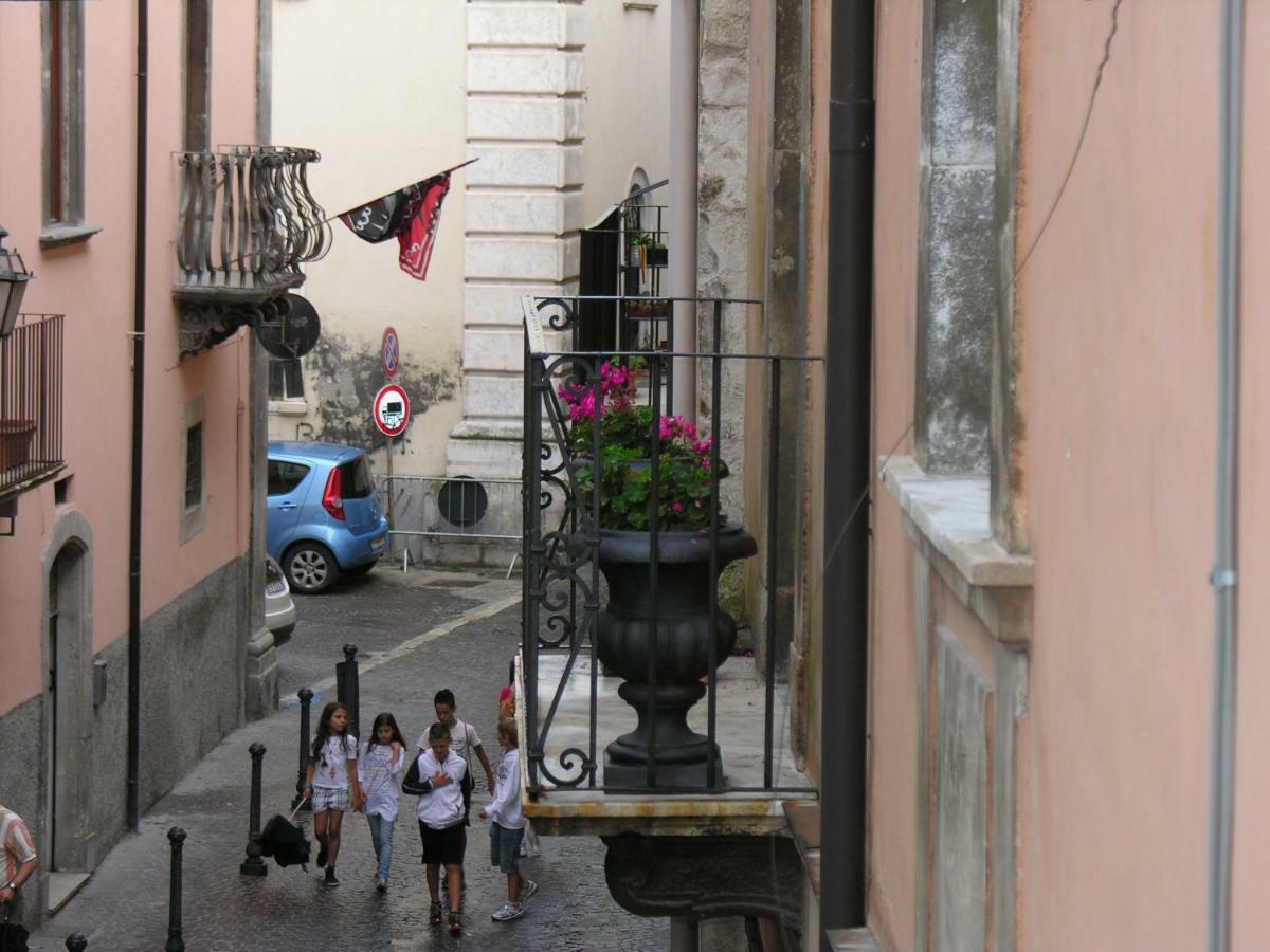 Palazzo Salini - Appartamento Familiare Sulmona Zimmer foto
